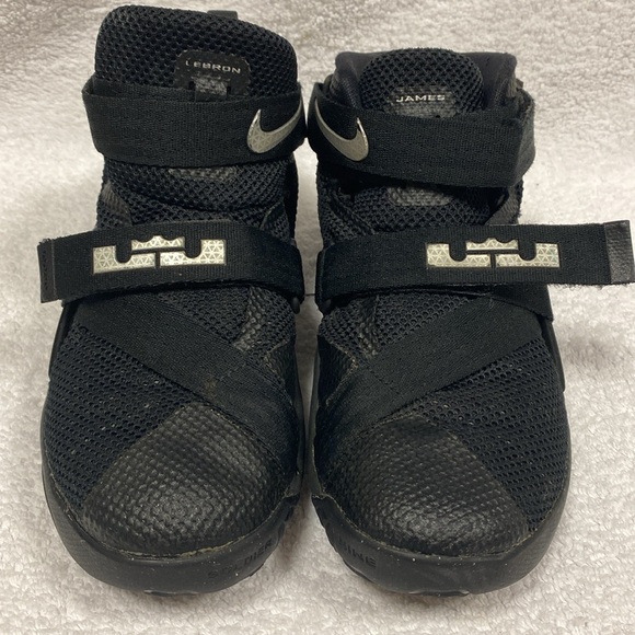 Nike Zoom LeBron James Solider 9 Black Basketball Shoes 776472-001 boys size 1 - Picture 2 of 8